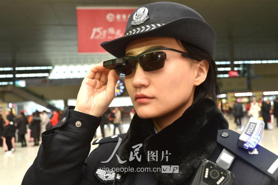 smart glass police zhengzhou railway station 02
