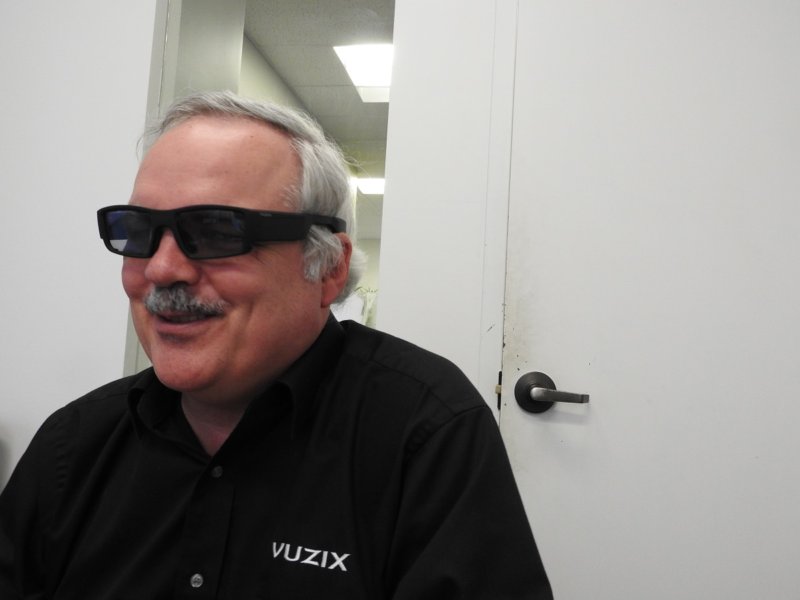  Paul Travers, CEO of Vuzix, 佩带改公司 AR smartglasses